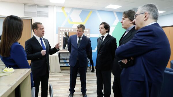 Председатель правительства РФ Дмитрий Медведев перед началом интервью российским телеканалам