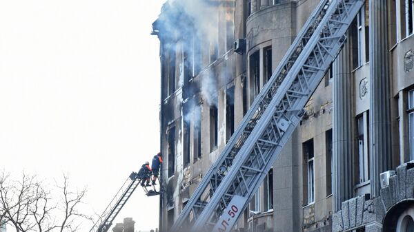 Сотрудники пожарной службы во время тушения пожара в Одесском колледже экономики, права и гостинично-ресторанного бизнеса