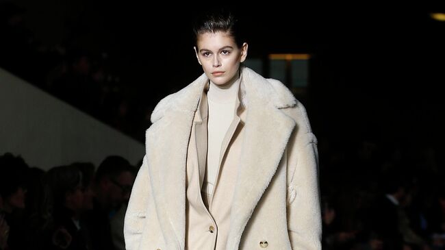 Модель Кайя Гербер во время показа коллекции Max Mara осень-зима 2019/20 на Неделе моды в Милане