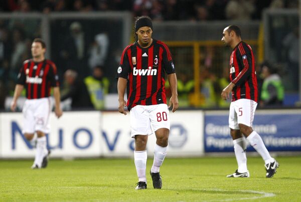 Футболисты Милана Роналдиньо ( в центре), Эмерсон (справа) и Даниэле Бонеро (слева) после поражения от Палермо в чемпионате Италии