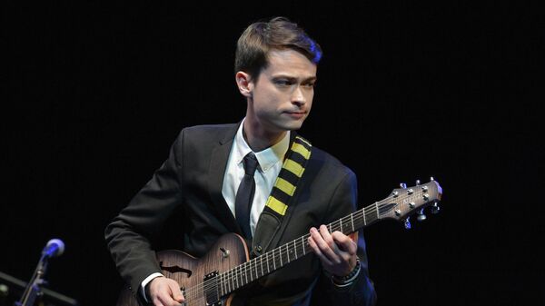 Гитарист Евгений Побожий во время выступления в Центре исполнительских искусств имени Джона Кеннеди в Вашингтоне.
