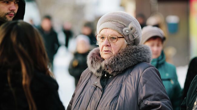 Пожилая женщина на улице городе