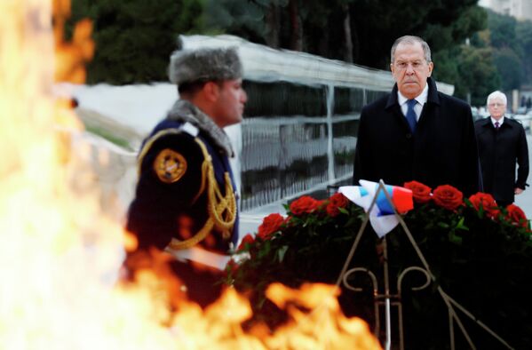 Министр иностранных дел РФ Сергей Лавров на церемонии возложения венка к мемориалу Гейдара Алиева в Баку