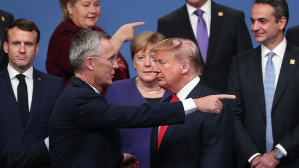 Йенс Столтенберг и Дональд Трамп на встрече лидеров НАТО