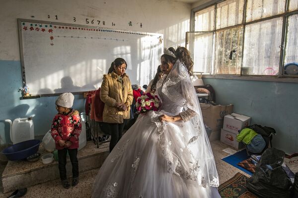 Невеста в здании школы, служащим временным убежищем для внутренне перемещенных лиц, в городе Хасеке