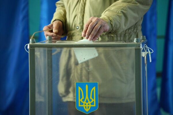 Избиратель во время голосования на выборах президента Украины Избиратель во время голосования на выборах президента Украины