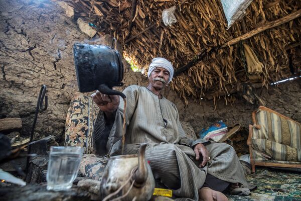 Египетский фермер заваривает чай в своем доме