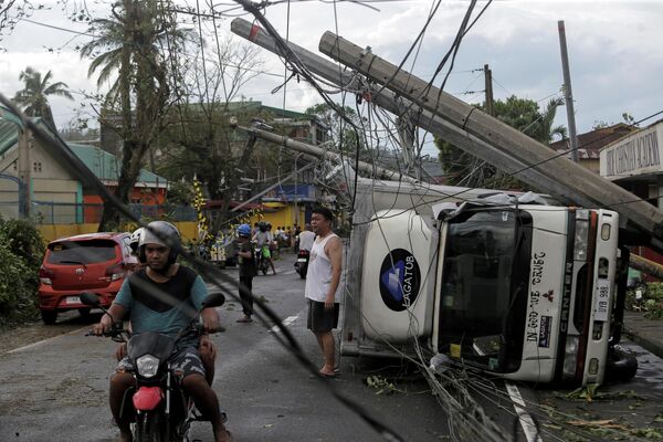 Последствия прохождения тайфуна Тисой в городе Камалиг на Филиппинах