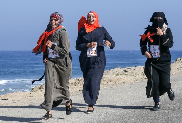 Палестинки принимают участие в марафоне, призывающем положить конец насилию в отношении женщин. Хан-Юнис, сектор Газа 