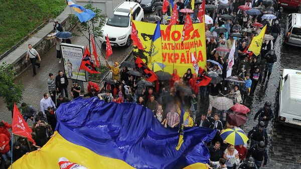 Участники акции Займись делом, а не языком  в Киеве 