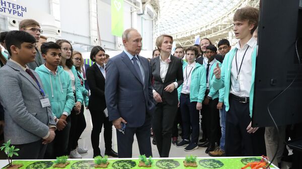 Владимир Путин осматривает стенд образовательного центра Сириус