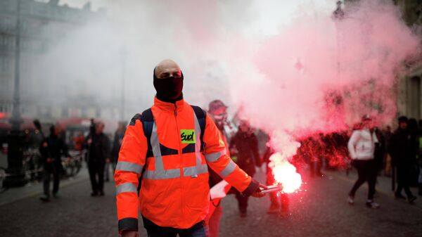 Участники протестной акции в Париже против пенсионной реформы