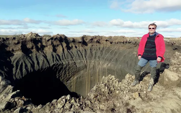 Ямальский кратер выброса газа С1 — вид с края бруствера