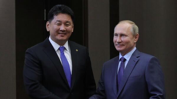 Владимир Путин и премьер-министр Монголии Ухнаагийн Хурэлсух во время встречи