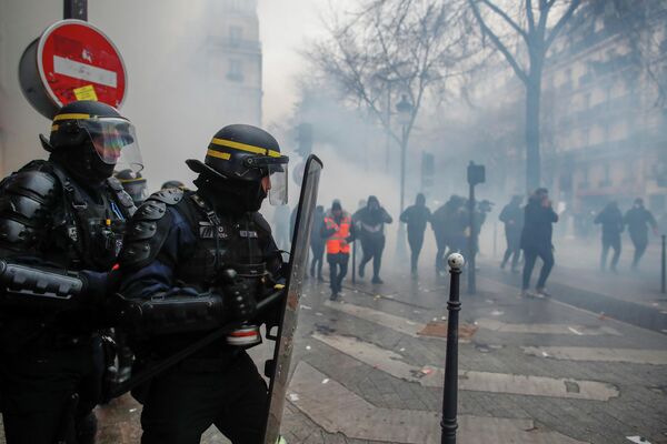 Во время демонстрации против пенсионной реформы в Париже, Франция. 5 декабря 2019 