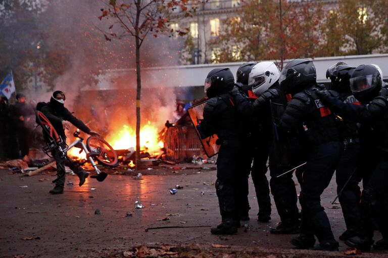 Во время демонстрации против пенсионной реформы в Париже, Франция. 5 декабря 2019 