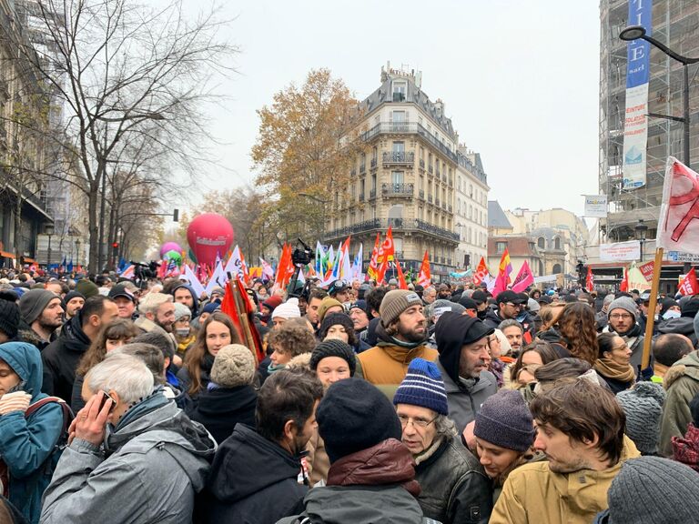 Во время демонстрации в Париже, Франция. 5 декабря 2019