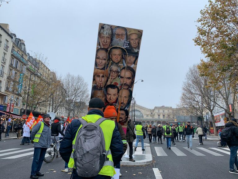 Во время демонстрации в Париже, Франция. 5 декабря 2019