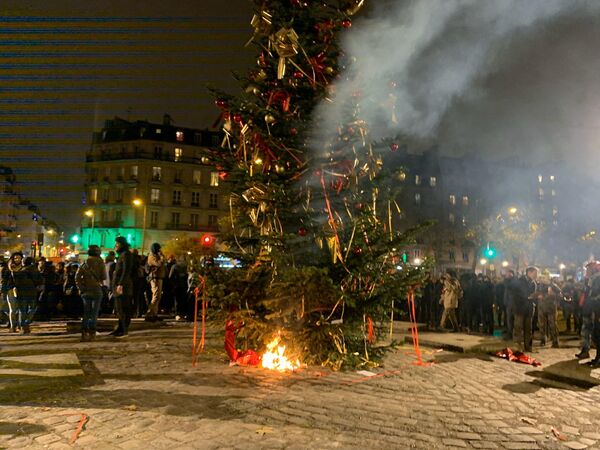 Во время демонстрации в Париже, Франция. 5 декабря 2019