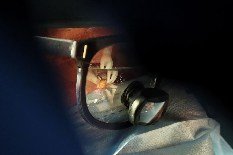 Операция через хирургическое увеличительное стекло 