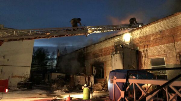 Тушение пожара в здании склада с лакокрасочной продукцией в Хабаровске