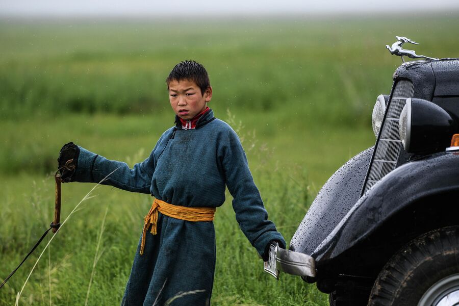 Мальчик у автомобиля ГАЗ М-1 в Монголии