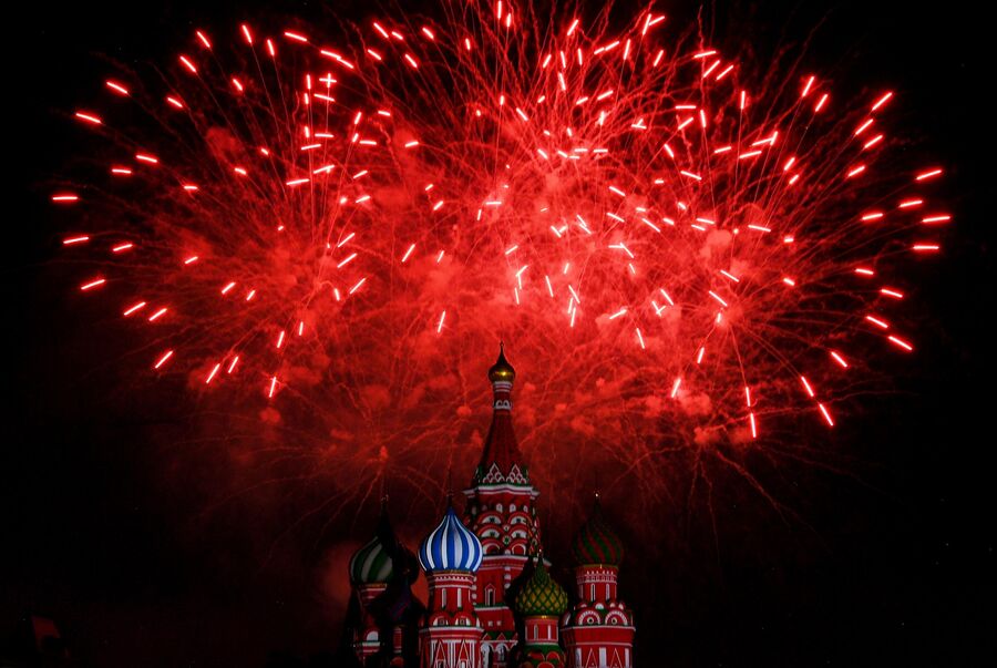Салют на торжественной церемонии открытия XII Международного военно-музыкального фестиваля Спасская башня на Красной площади в Москве