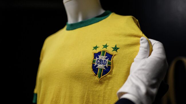 Футболка трехкратного чемпиона мира по футболу в составе сборной Бразилии Пеле