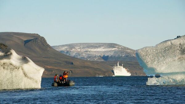 Научно-исследовательское судно Академик Мстислав Келдыш в Арктике