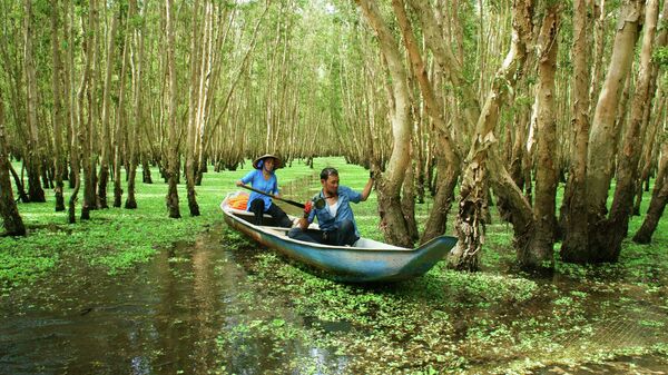 Турист на экскурсии по дельте реки Меконг во Вьетнаме