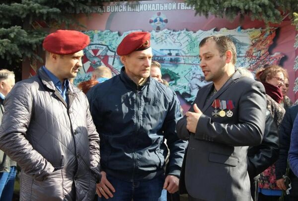 Амур Берлин с боевыми товарищами Амур Берлин с боевыми товарищами