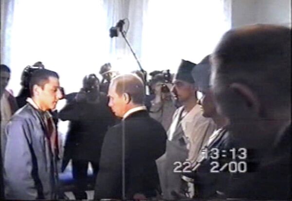 Владимир Путин вручает Амуру Берлину Орден Мужества. 2000 год Владимир Путин вручает Амуру Берлину Орден Мужества. 2000 год