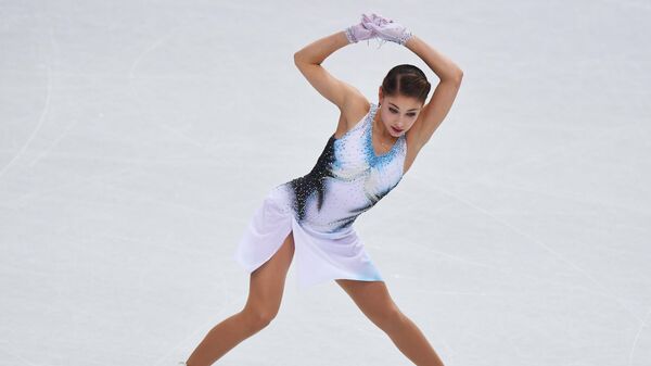 Алёна Косторная выступает в короткой программе женского одиночного катания в финале Гран-при