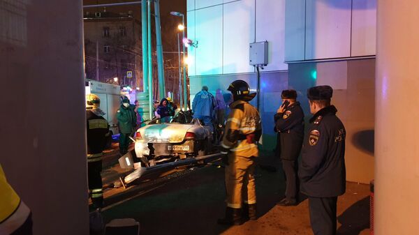 Последствия ДТП с участием автомобиля у станции МЦК Окружная в Москве