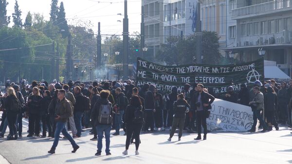 Демонстранты во время акции протеста в Афинах, Греция. 6 декабря 2019