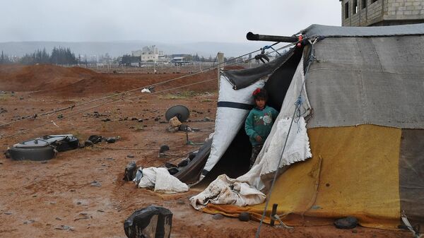Девочка в палаточном городке в Сирии