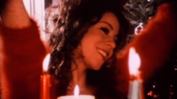Кадр из видео к песне Мэрайи Кэри All I Want For Christmas Is You
