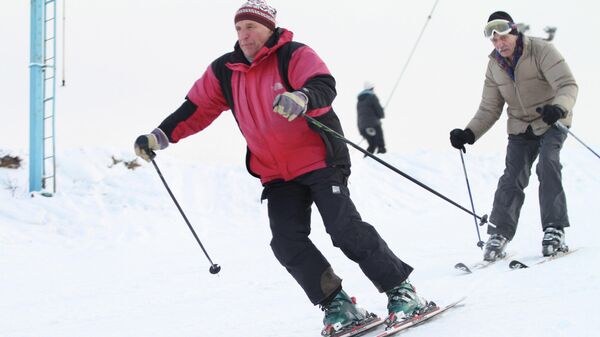 Пожилые горожане катаются на лыжах