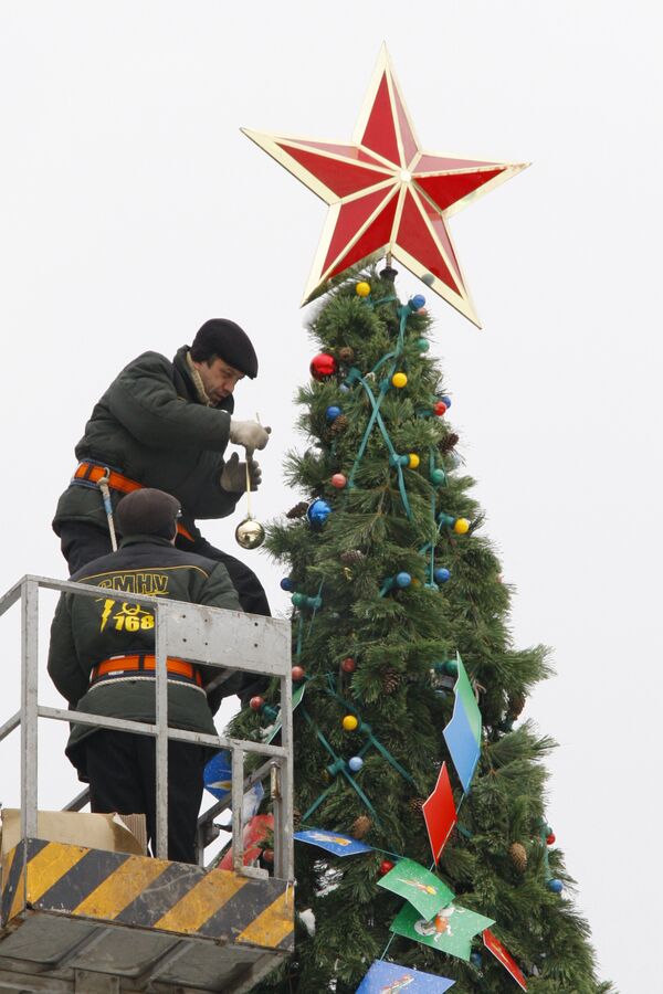 Украшение новогодней елки на Красной Площади