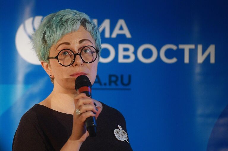 Искусствовед, лектор культурной платформы Синхронизация Наталья Вострикова на презентации VR-проекта РИА Новости Музей исчезнувших картин в Государственном центральном музее современной истории России