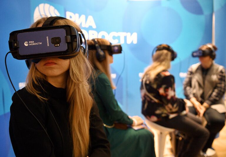 Посетители на презентации VR-проекта РИА Новости
