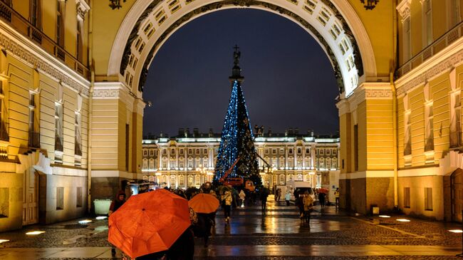 Установка главной новогодней ёлки на Дворцовой площади в Санкт-Петербурге