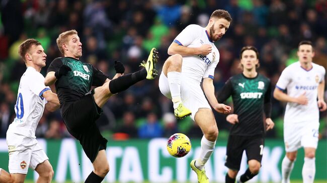 Игрок ПФК ЦСКА Константин Кучаев, игрок ФК Краснодар Юрий Газинский, игрок ПФК ЦСКА Никола Влашич, игрок ФК Краснодар Кристофер Ольссон и игрок ПФК ЦСКА Кристиян Бистрович 