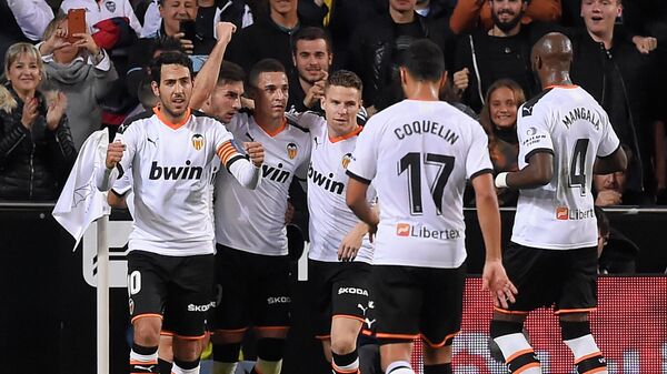 Футболисты Валенсии радуются забитому голу