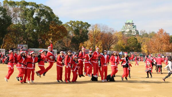 Благотворительный забег Санта-Клаусов в Осаке, Япония
