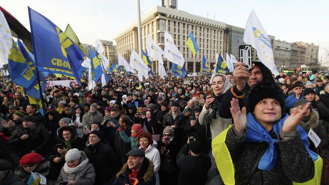 Участники акции под лозунгом Красные линии для Зе в Киеве, Украина. 8 декабря 2019