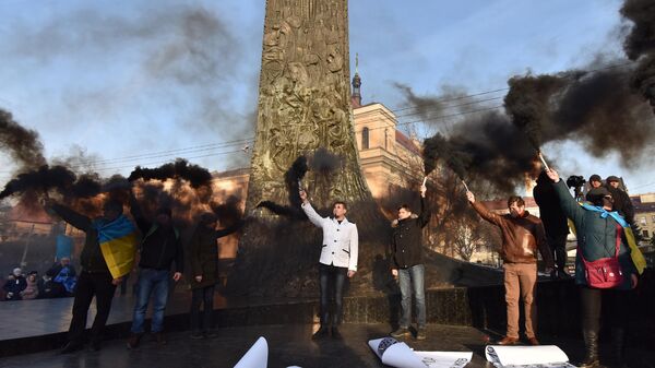 Участники акции Нет капитуляции! возле памятника Тарасу Шевченко во Львове