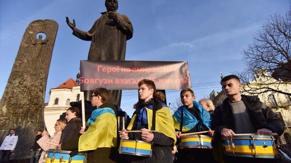 Участники акции Нет капитуляции! возле памятника Тарасу Шевченко во Львове