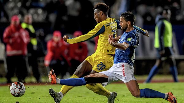 Porto's Cape Verdean forward Ze Luis (L) vies with Belenenses' Portuguese defender Nuno Coelho during the Portuguese league football match between OS Belenenses and FC Porto at the Restelo stadium in Lisbon on December 8, 2019. (Photo by PATRICIA DE MELO MOREIRA / AFP)
