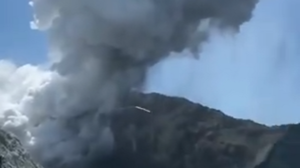 Извержение вулкана в Новой Зеландии сняли на видео